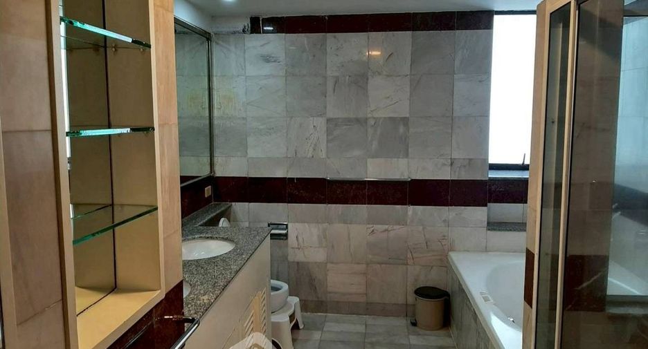 For rent 3 bedrooms condo in Khlong Toei, Bangkok