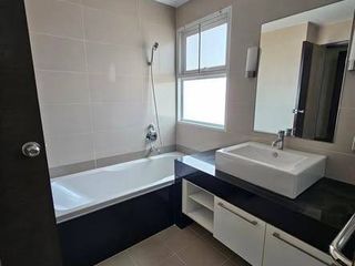 Condo en alquiler de 3 habitaciones en Bang Kho Laem, Bangkok