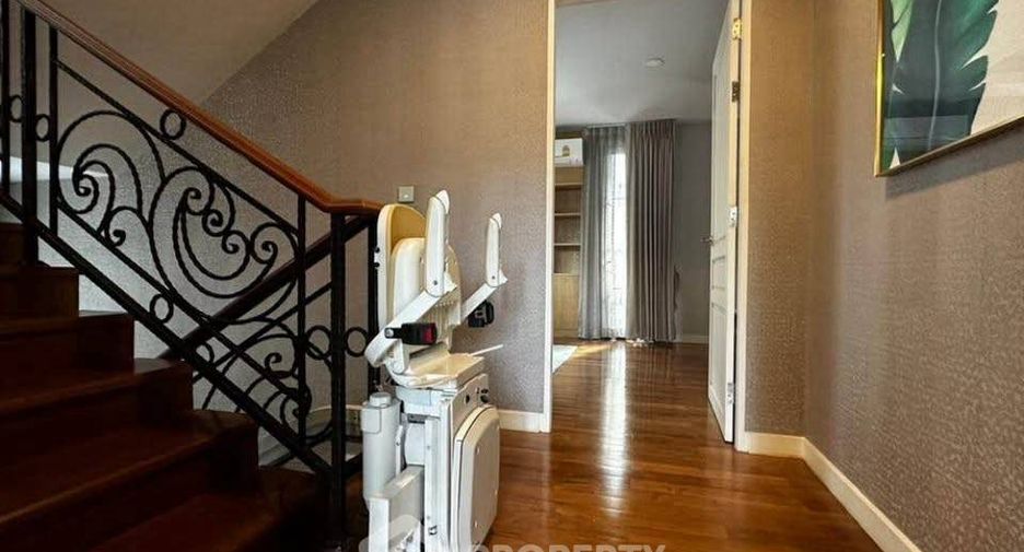 Reihenhaus zur Miete mit 4 Zimmer in Yan Nawa, Bangkok