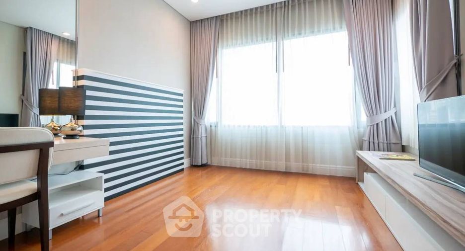 For rent 3 bedrooms condo in Khlong Toei, Bangkok