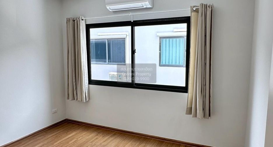 Casa adosada en alquiler de 3 habitaciones en Bang Phli, Samut Prakan