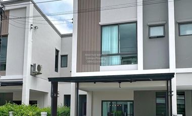 Casa adosada en alquiler de 3 habitaciones en Bang Phli, Samut Prakan