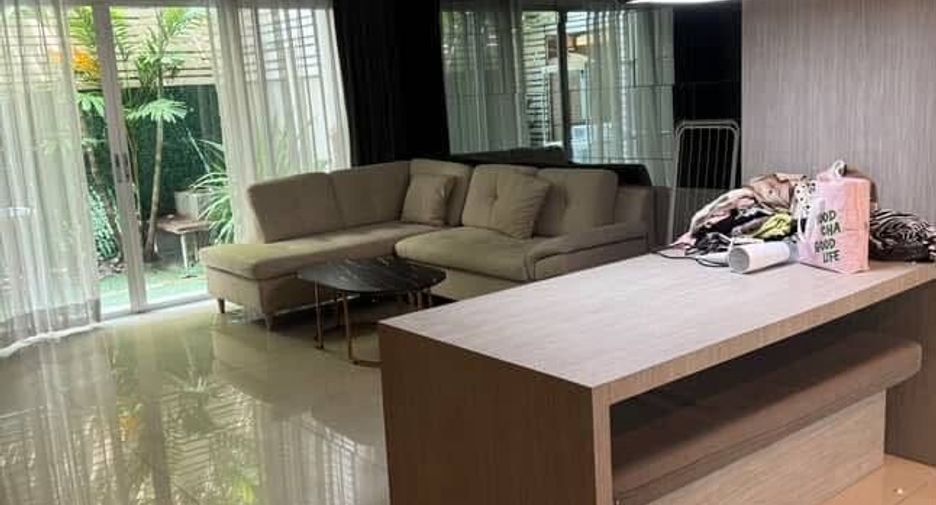 For rent 2 bedrooms townhouse in Suan Luang, Bangkok