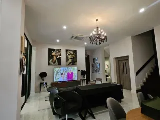 Haus zum Kauf mit 5 Zimmer in Bang Kapi, Bangkok