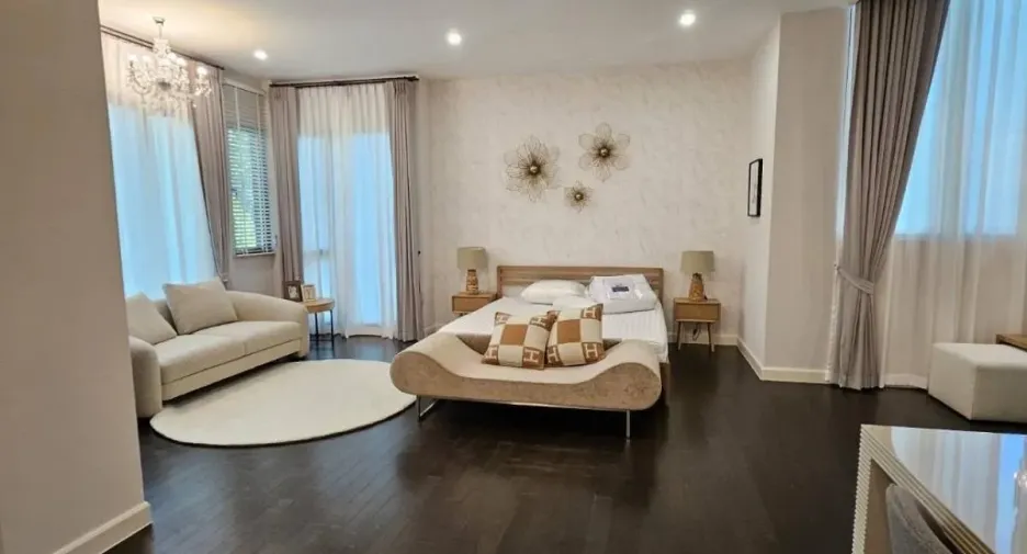 Haus zum Kauf mit 5 Zimmer in Bang Kapi, Bangkok
