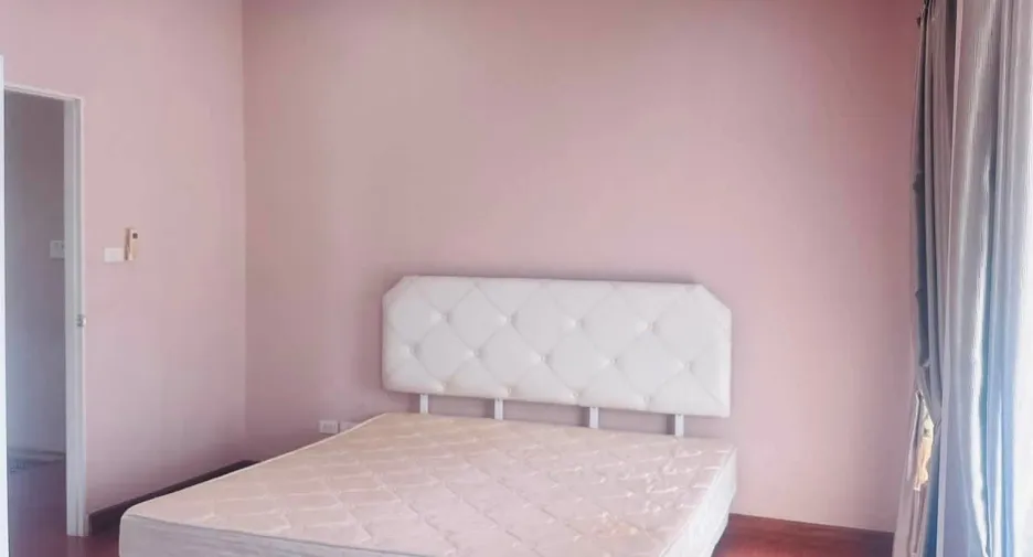 For rent 3 bedrooms house in San Kamphaeng, Chiang Mai
