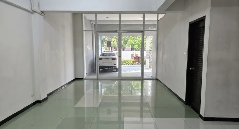 Casa adosada en venta de 6 habitaciones en Bang Na, Bangkok