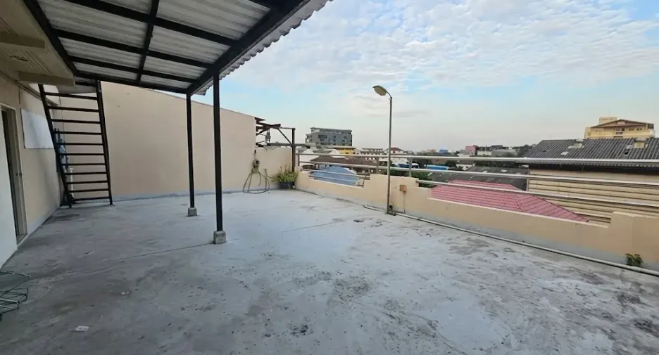 Casa adosada en venta de 6 habitaciones en Bang Na, Bangkok