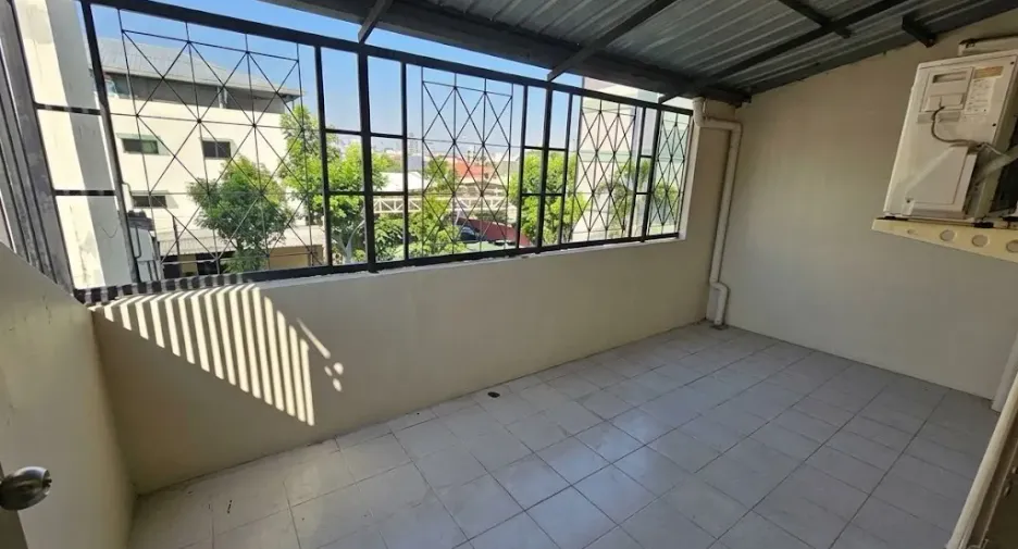 Casa adosada en venta de 6 habitaciones en Bang Na, Bangkok