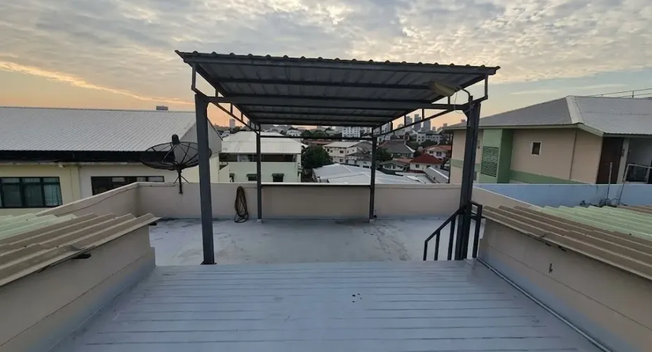 Casa adosada en venta de 6 habitaciones en Bang Na, Bangkok