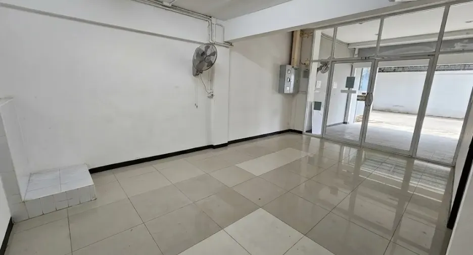 Casa adosada en venta de 6 habitaciones en Bang Na, Bangkok