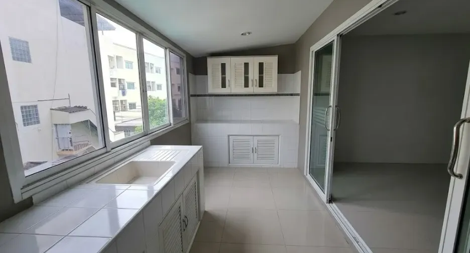 Casa adosada en venta de 6 habitaciones en Bang Na, Bangkok