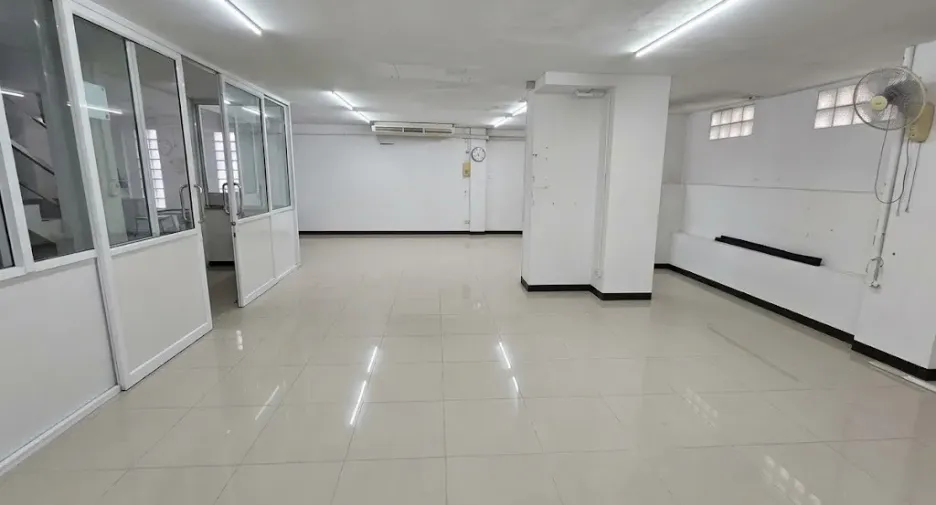 Casa adosada en venta de 6 habitaciones en Bang Na, Bangkok