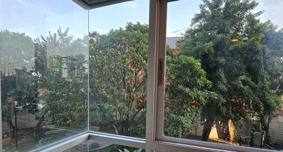 For sale 2 bedrooms condo in Huai Khwang, Bangkok