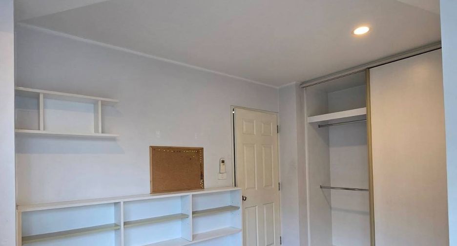 For sale 2 bedrooms condo in Huai Khwang, Bangkok