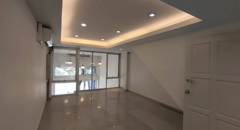 For sale そして for rent 8 ベッドルーム office in Wang Thonglang, Bangkok