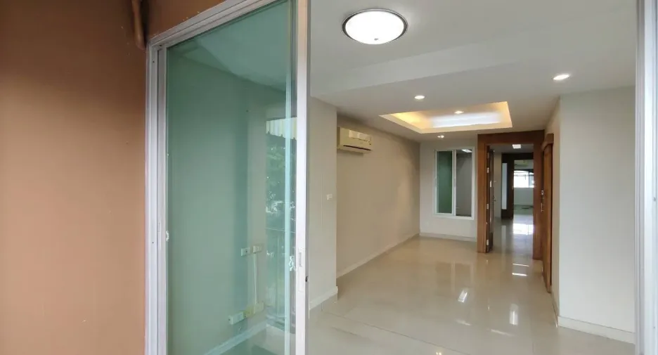 For sale そして for rent 8 ベッドルーム office in Wang Thonglang, Bangkok