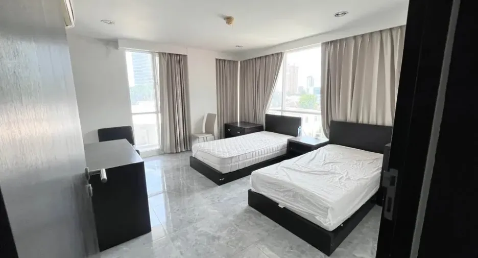 For rent 2 bedrooms condo in Phaya Thai, Bangkok