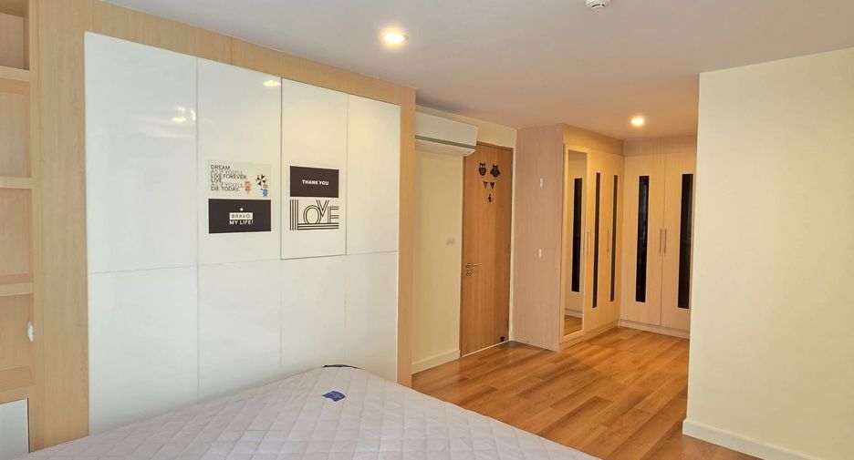 For rent 2 bedrooms condo in Watthana, Bangkok