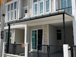 À vendre 4 chambres maison de ville à Bang Lamung, Chonburi