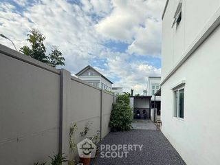 Casa adosada en venta de 3 habitaciones en Sai Mai, Bangkok