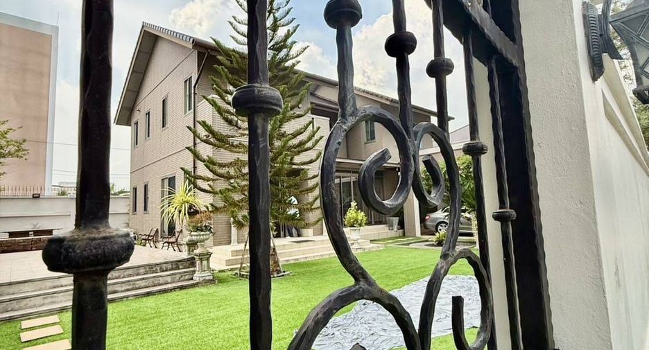 Haus zum Kauf mit 4 Zimmer in Sai Mai, Bangkok