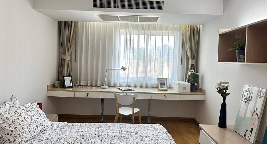 Condo en alquiler de 3 habitaciones en Phra Khanong, Bangkok