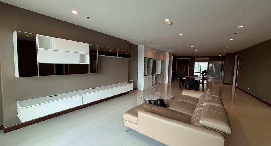 For rent 3 bedrooms condo in Yan Nawa, Bangkok