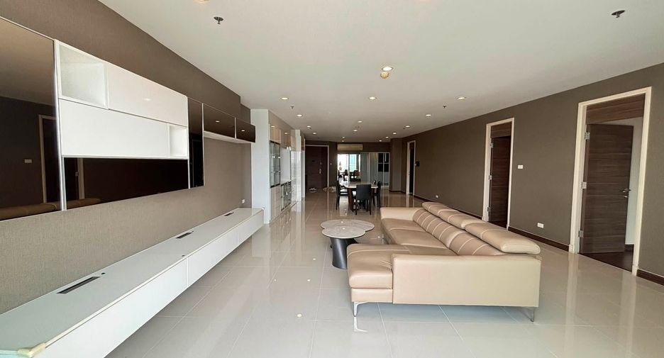 For rent 3 bedrooms condo in Yan Nawa, Bangkok