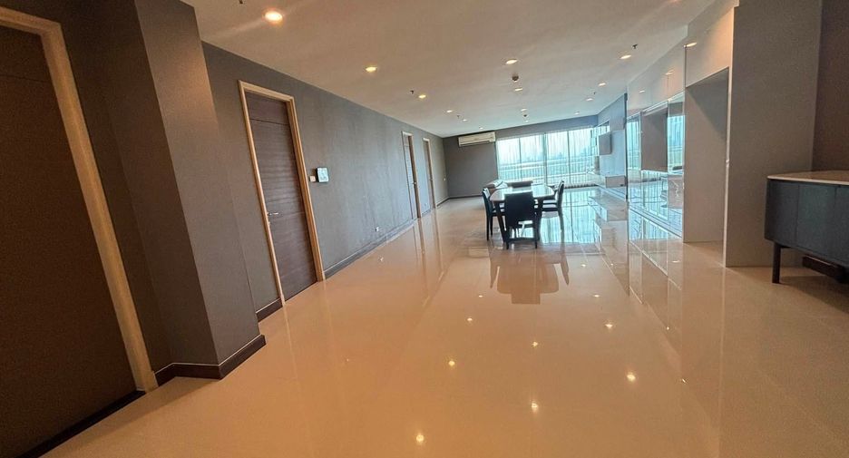For rent 3 bedrooms condo in Yan Nawa, Bangkok