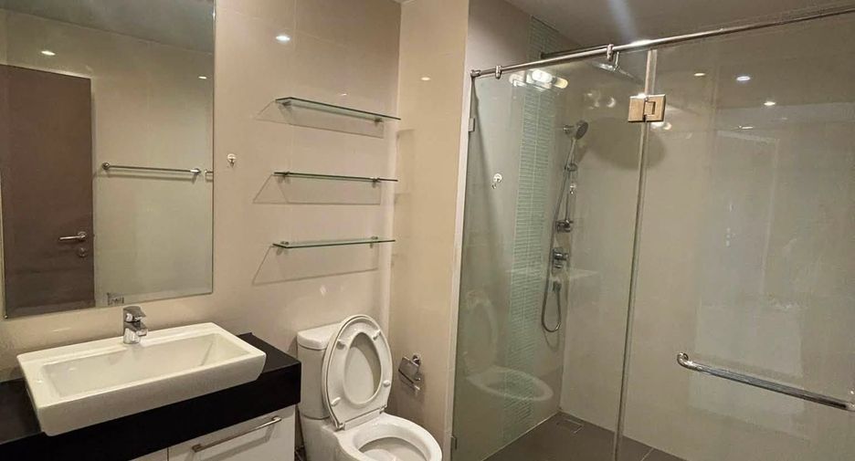 For rent 3 bedrooms condo in Yan Nawa, Bangkok