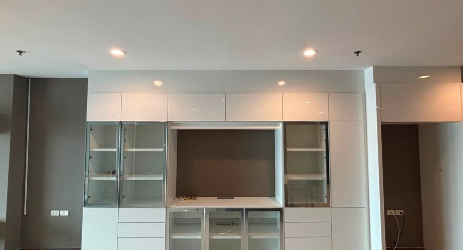 For rent 3 bedrooms condo in Yan Nawa, Bangkok
