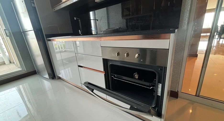 For rent 3 bedrooms condo in Yan Nawa, Bangkok