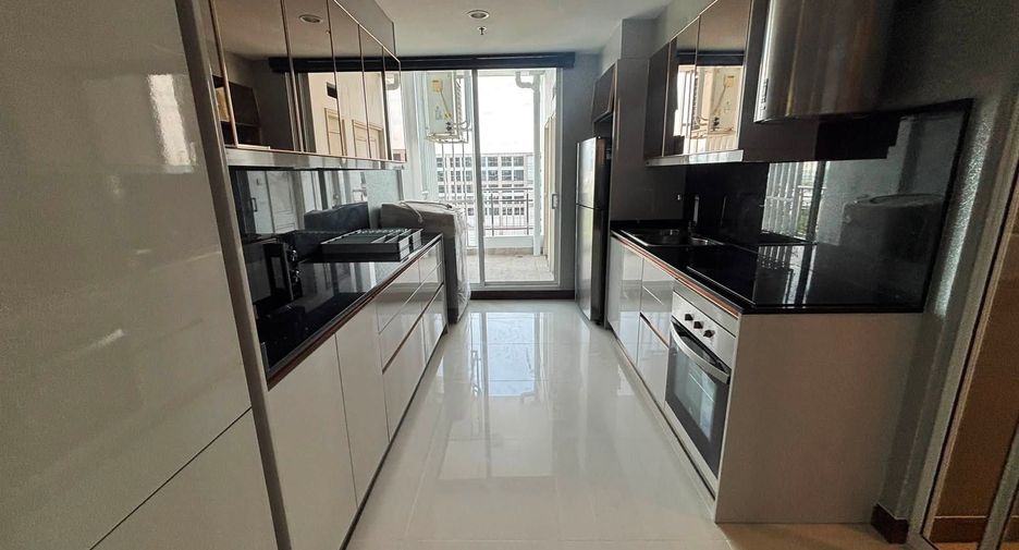 For rent 3 bedrooms condo in Yan Nawa, Bangkok
