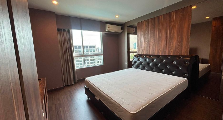 For rent 3 bedrooms condo in Yan Nawa, Bangkok