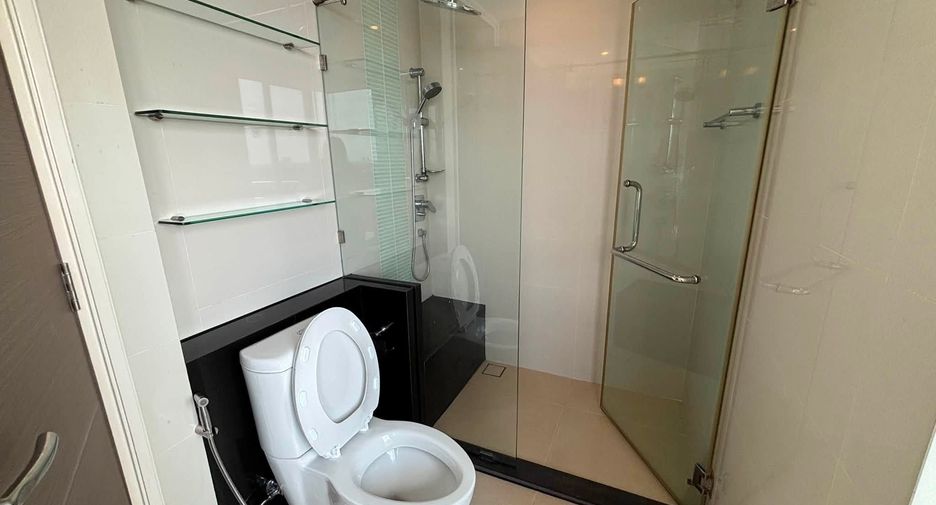 For rent 3 bedrooms condo in Yan Nawa, Bangkok