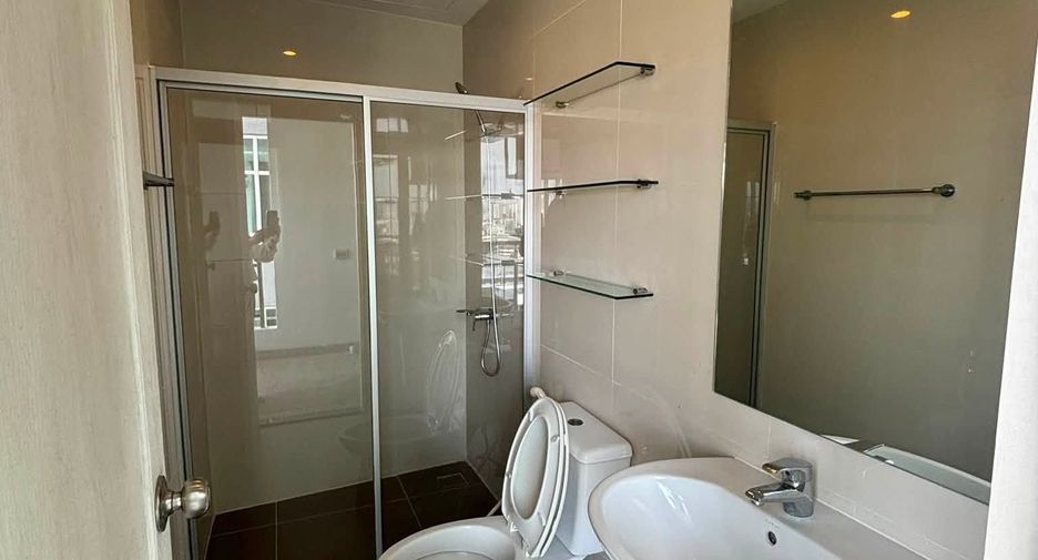 For rent 3 bedrooms condo in Yan Nawa, Bangkok