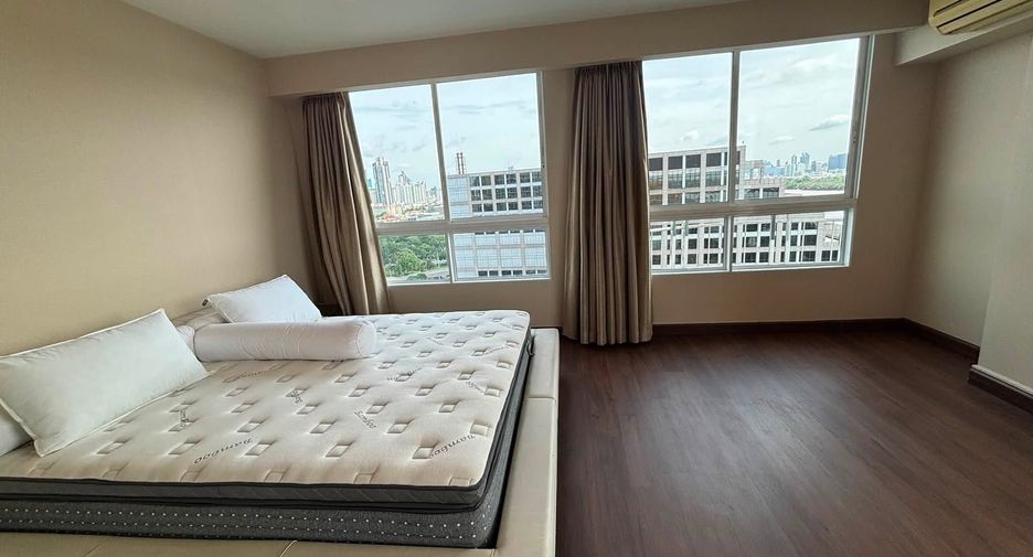 For rent 3 bedrooms condo in Yan Nawa, Bangkok