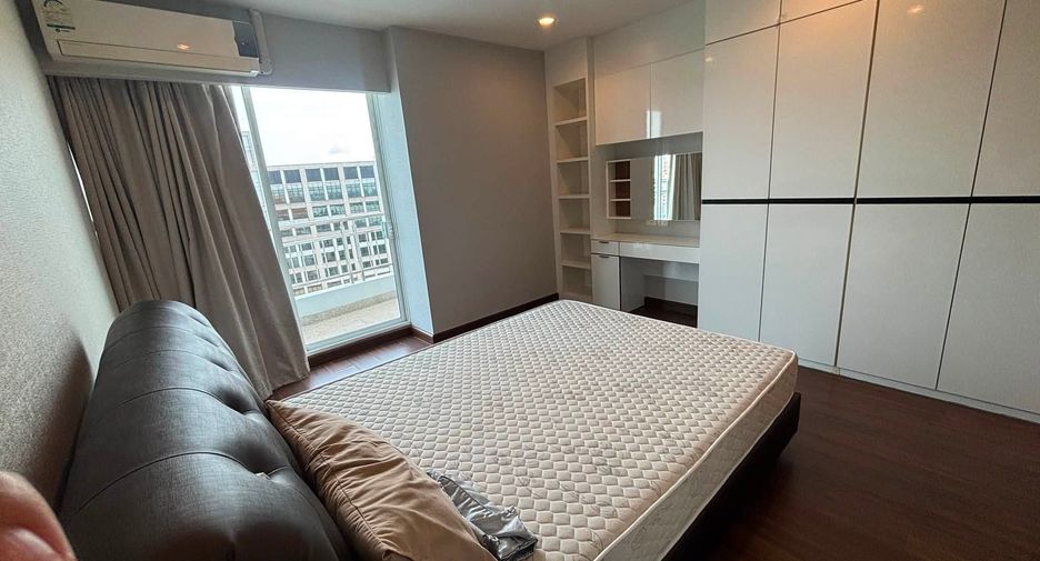 For rent 3 bedrooms condo in Yan Nawa, Bangkok
