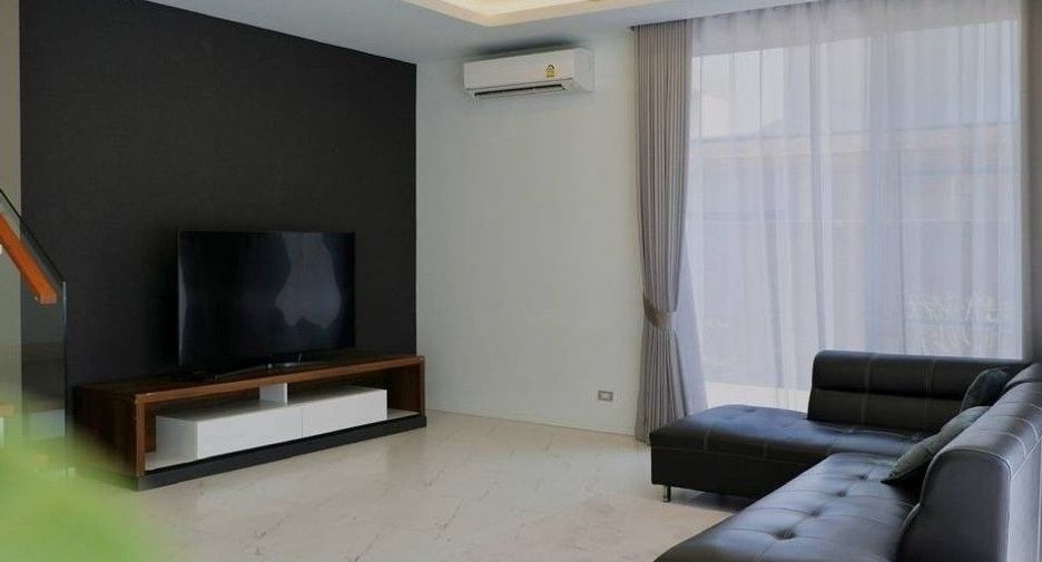 For rent 4 bedrooms house in San Kamphaeng, Chiang Mai