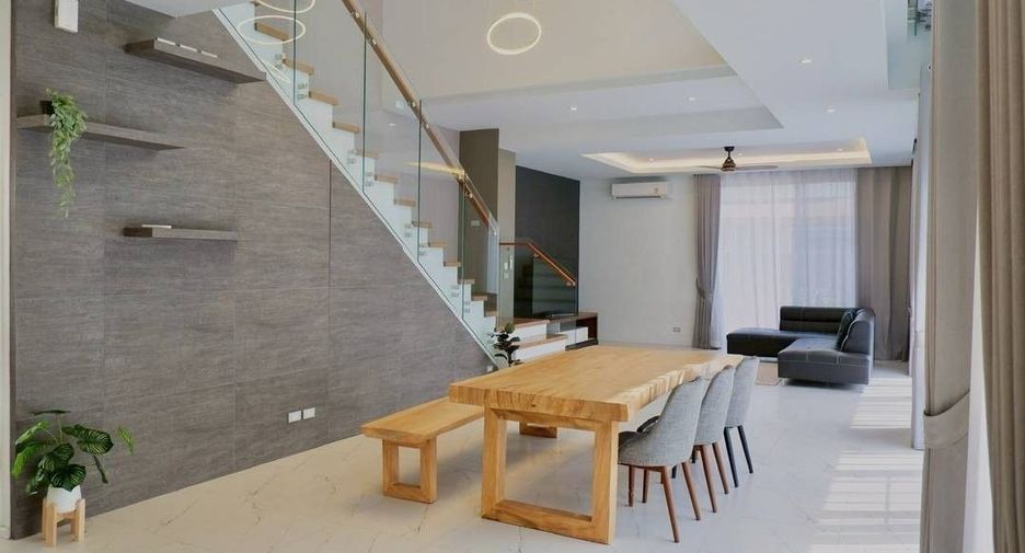For rent 4 bedrooms house in San Kamphaeng, Chiang Mai