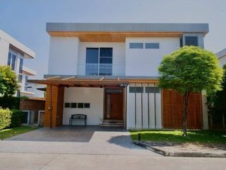 For rent 4 bedrooms house in San Kamphaeng, Chiang Mai