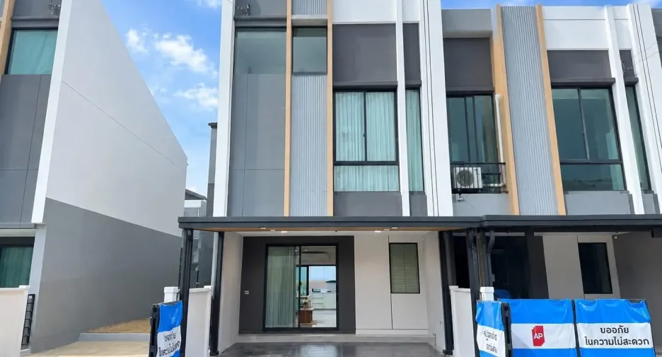 For rent 3 bedrooms townhouse in Bang Phli, Samut Prakan