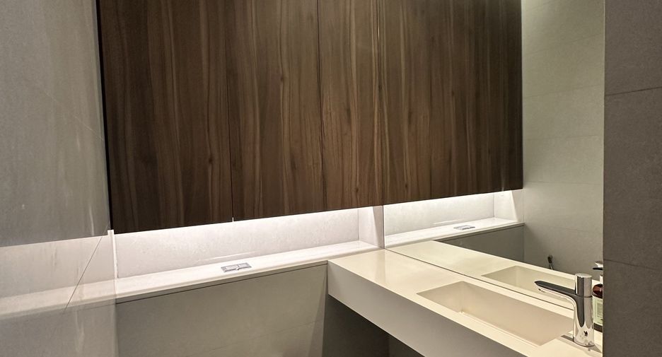 For rent 5 bedrooms condo in Watthana, Bangkok