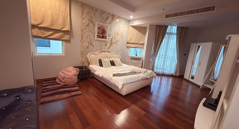 For rent 4 bedrooms condo in Huai Khwang, Bangkok