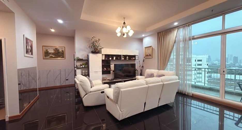 For rent 4 bedrooms condo in Huai Khwang, Bangkok