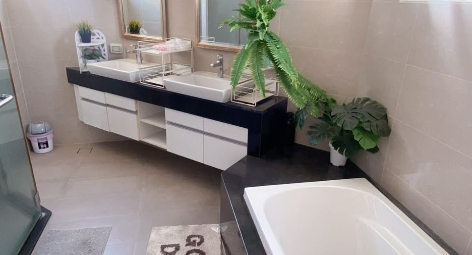 For rent 4 bedrooms condo in Huai Khwang, Bangkok
