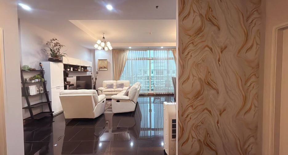 For rent 4 bedrooms condo in Huai Khwang, Bangkok