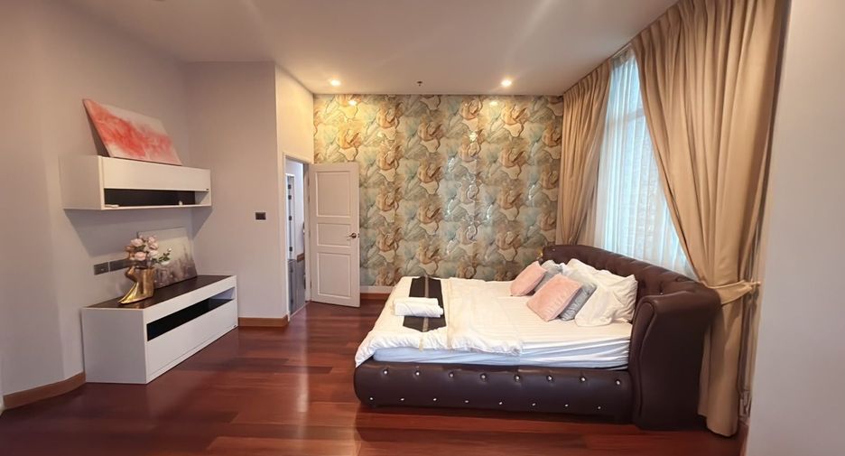 For rent 4 bedrooms condo in Huai Khwang, Bangkok
