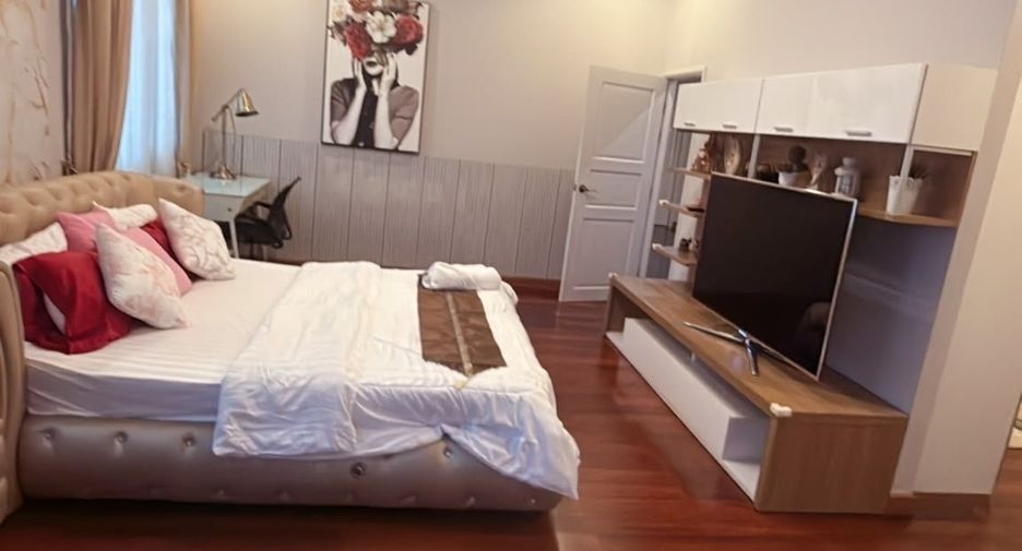 For rent 4 bedrooms condo in Huai Khwang, Bangkok